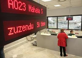 Una mujer solicita información en un centro de servicios sociales de San Sebastián.