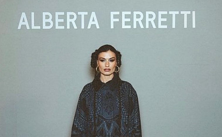 Imagen - Madame de Rosa en el desfile de Alberta Ferretti.