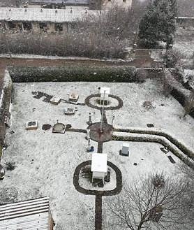 Imagen secundaria 2 - Una fina capa de nieve cubrió a primeras horas la playa de La Concha. La nieve comenzó a caer con fuerza en Donostia a primeras horas de la tarde. La nieve tiñe de blanco la estación meteorológica de Aemet en Igeldo.