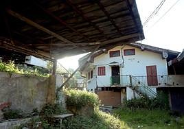 La víctima fue abandonada en el granero de este caserío.