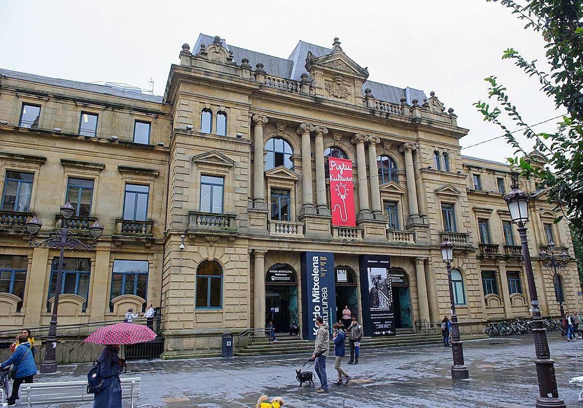 Fachada del Koldo Mitxelena, que cerrará sus puertas al público el mes que viene.