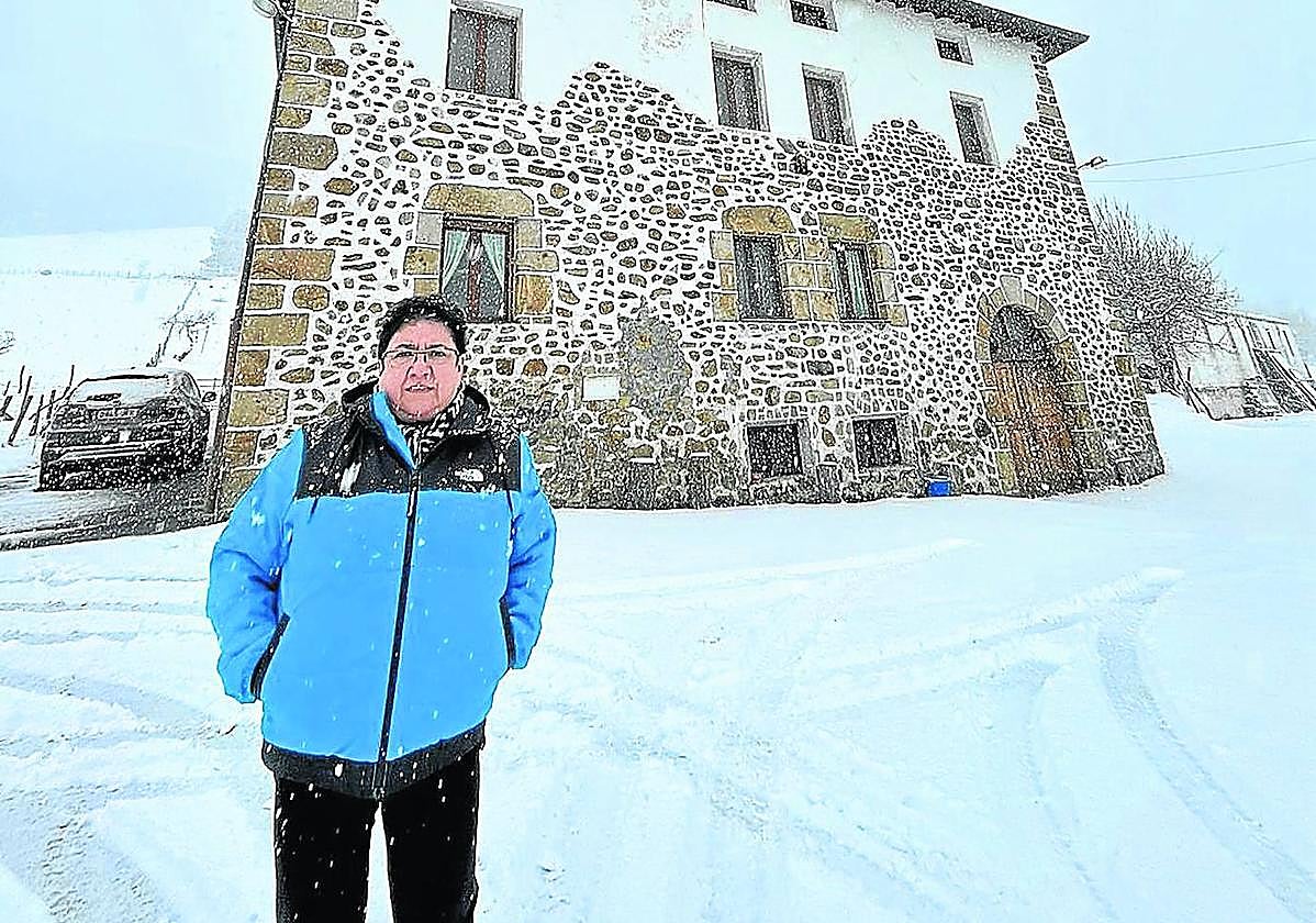 Arantza Segurola, frente al caserío Erraizabal, en Legazpi, vestido de blanco.