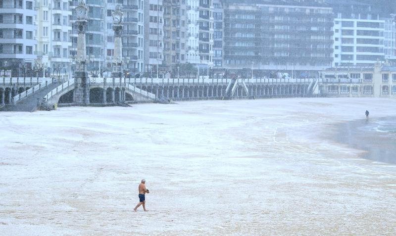 Nieve en la playa de La Concha