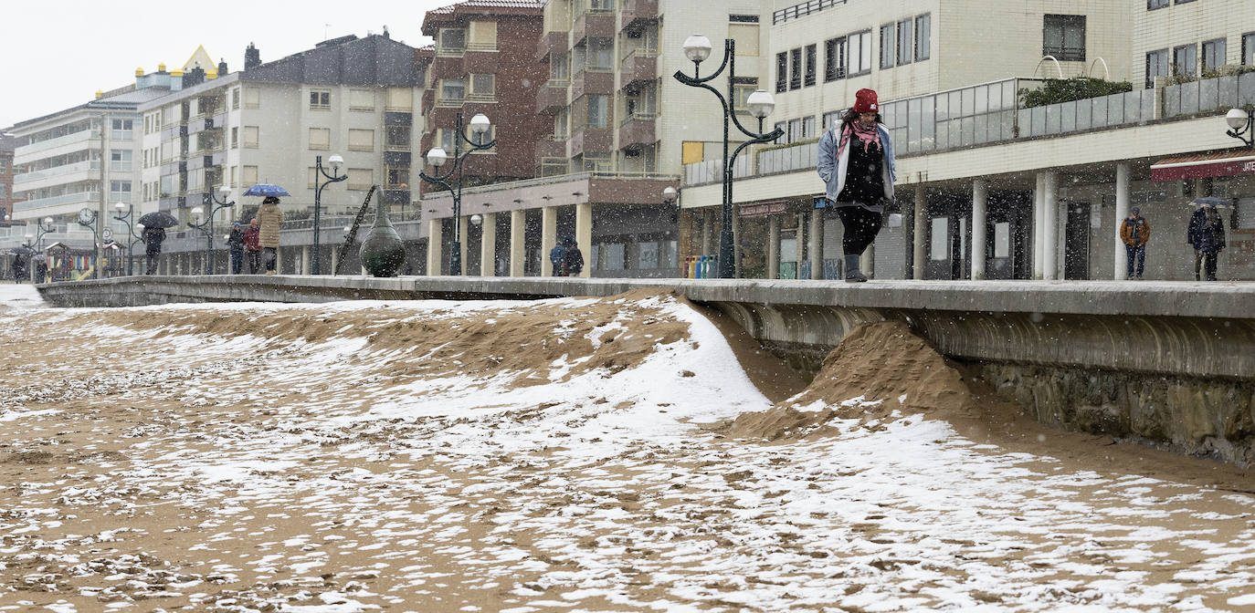 El malecón de Zarautz con nieve. 