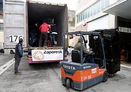Voluntarios de Zaporeak cargan uno de los trailers con destino Siria.