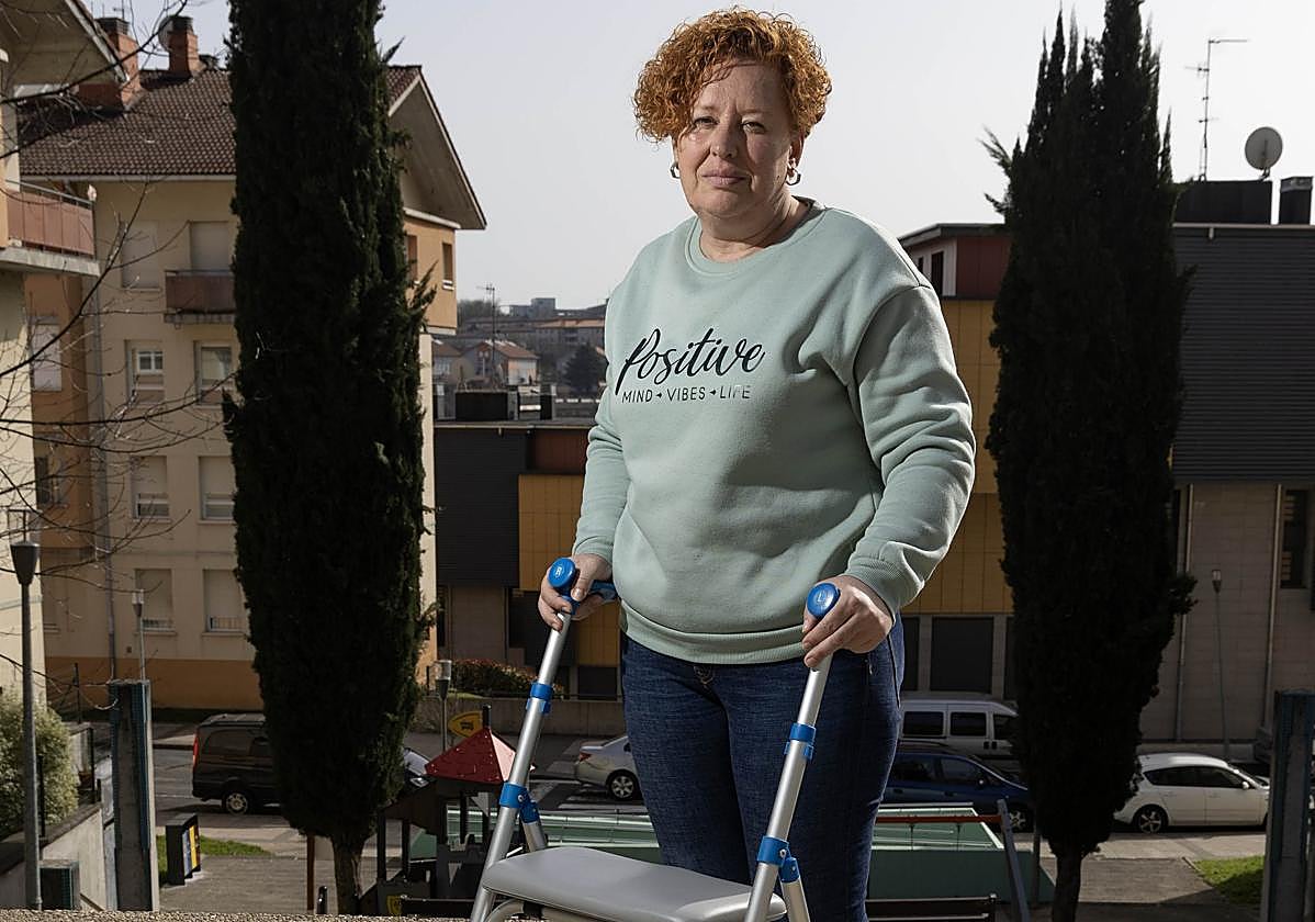 Maite Fernández posa con el andador que se ve obligada a utilizar en una plaza de Urretxu.