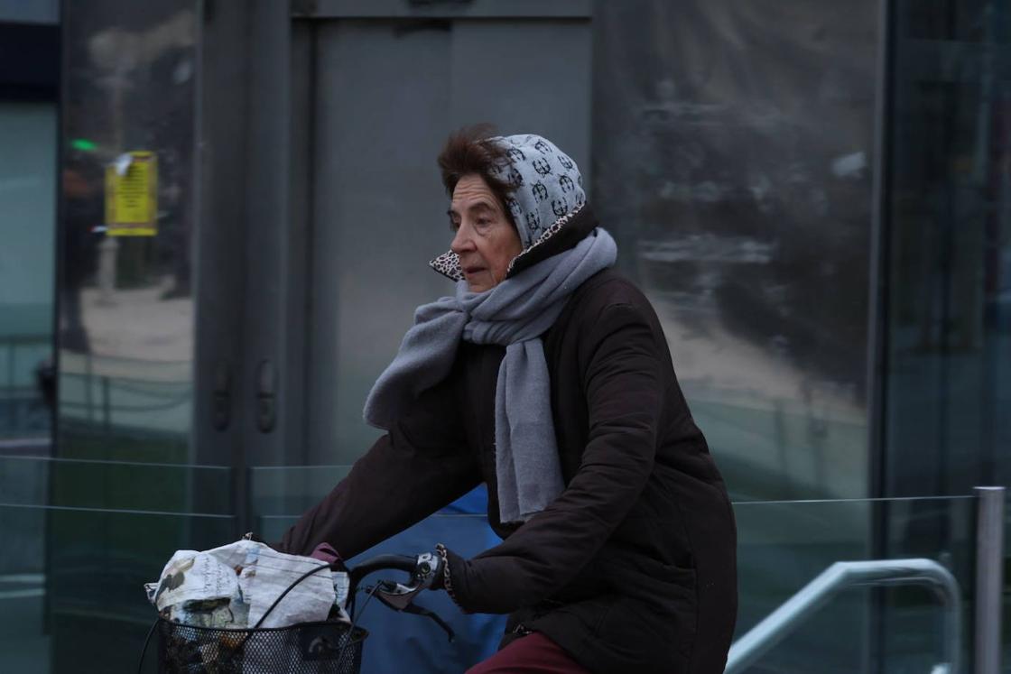 La bicicleta no se deja aparcada a pesar del frío.