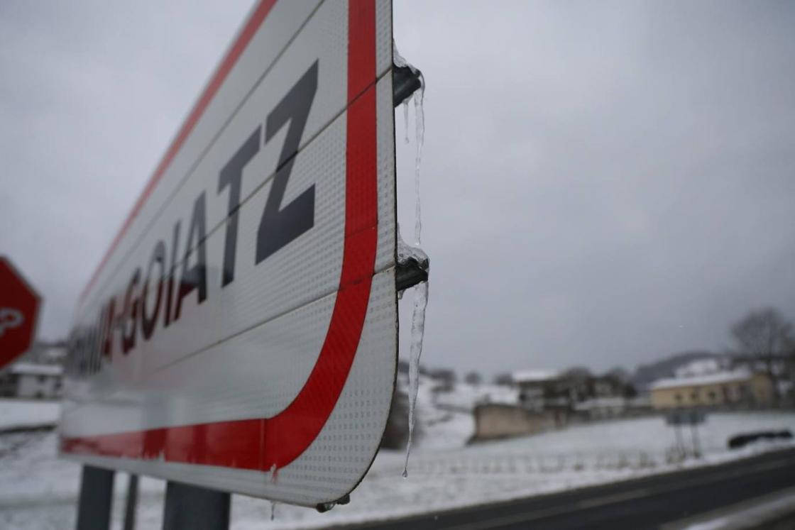 El cartel que da la bienvenida a Bidania-Goiatz, helado.