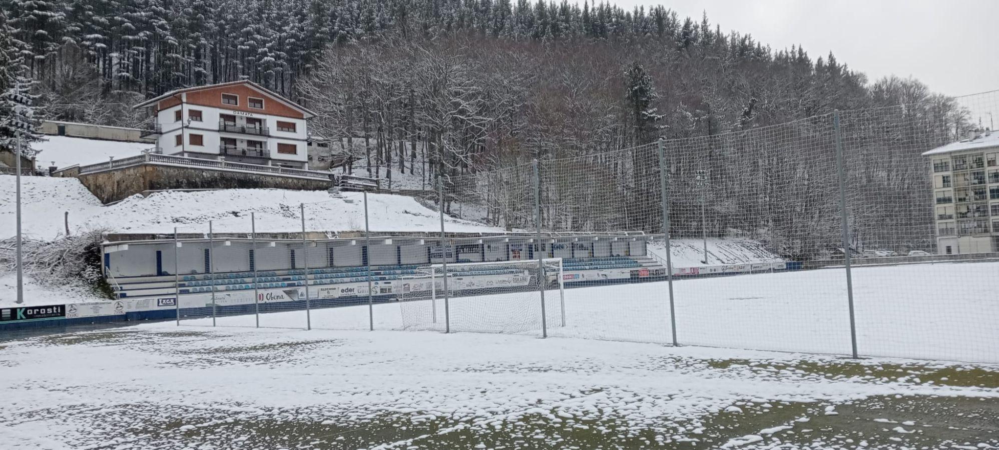 El campo de fútbol, totalmente cubierto por la nieve.