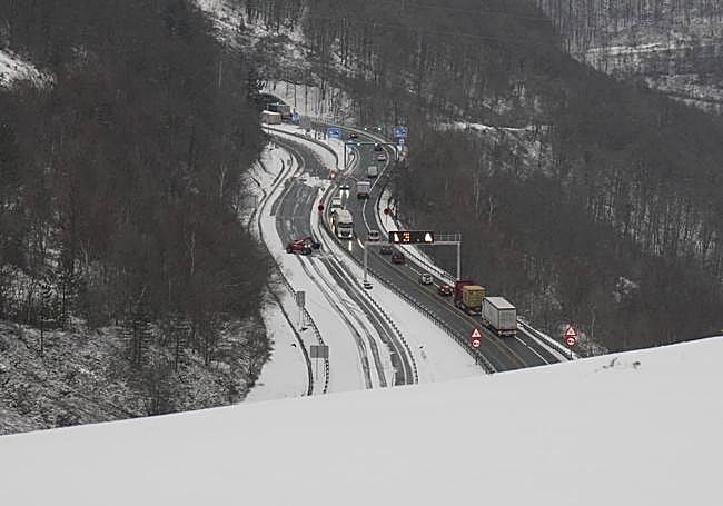 Vista a primera hora de la mañana de la A-15 desde Gorosmendi.