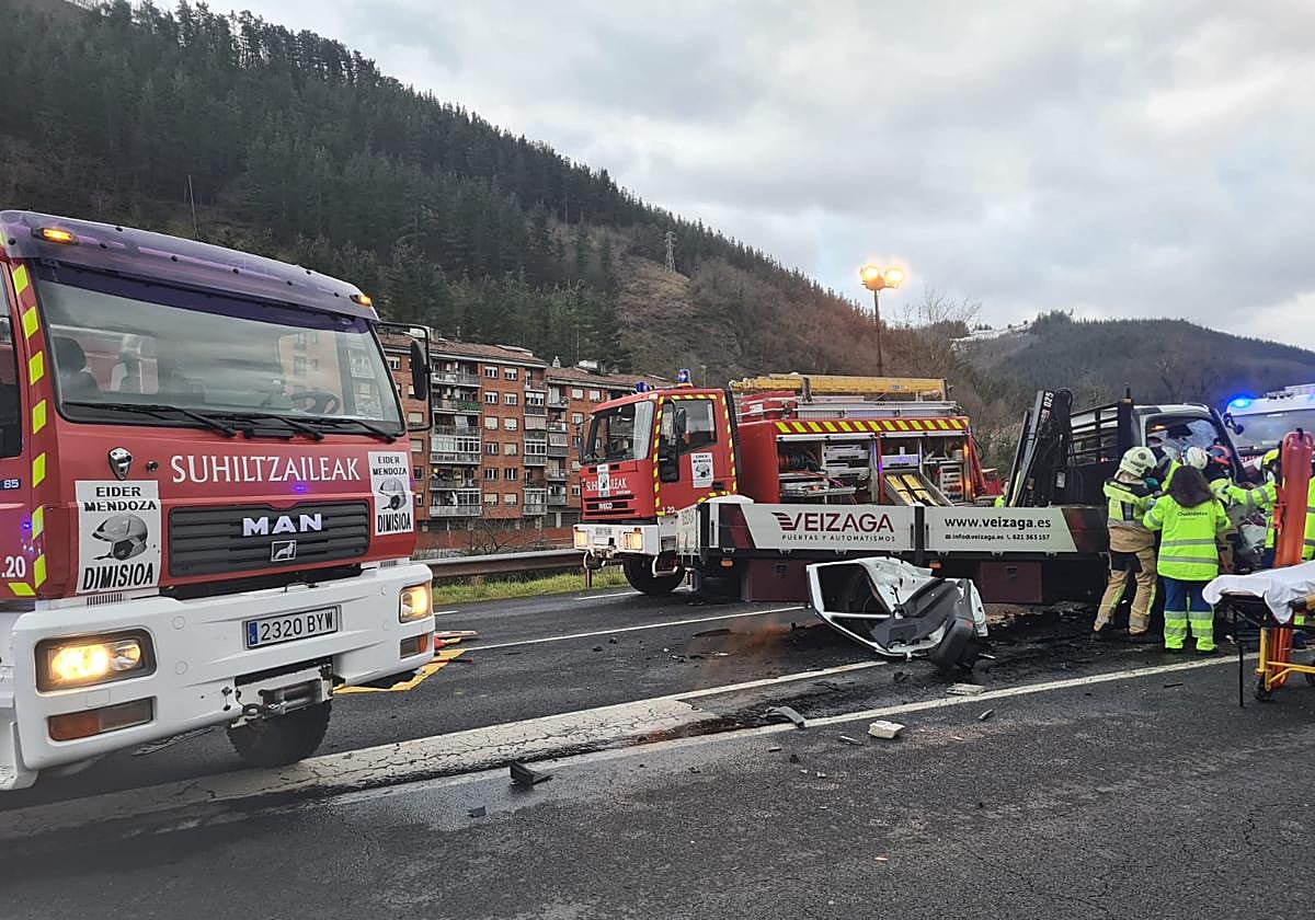 Los bomberos han tenido que liberar a los ocupantes de los vehículos accidentados.
