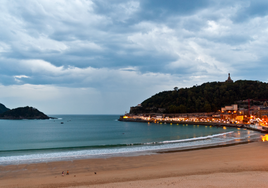 La playa de la Concha sigue encandilando a locales y visitantes.