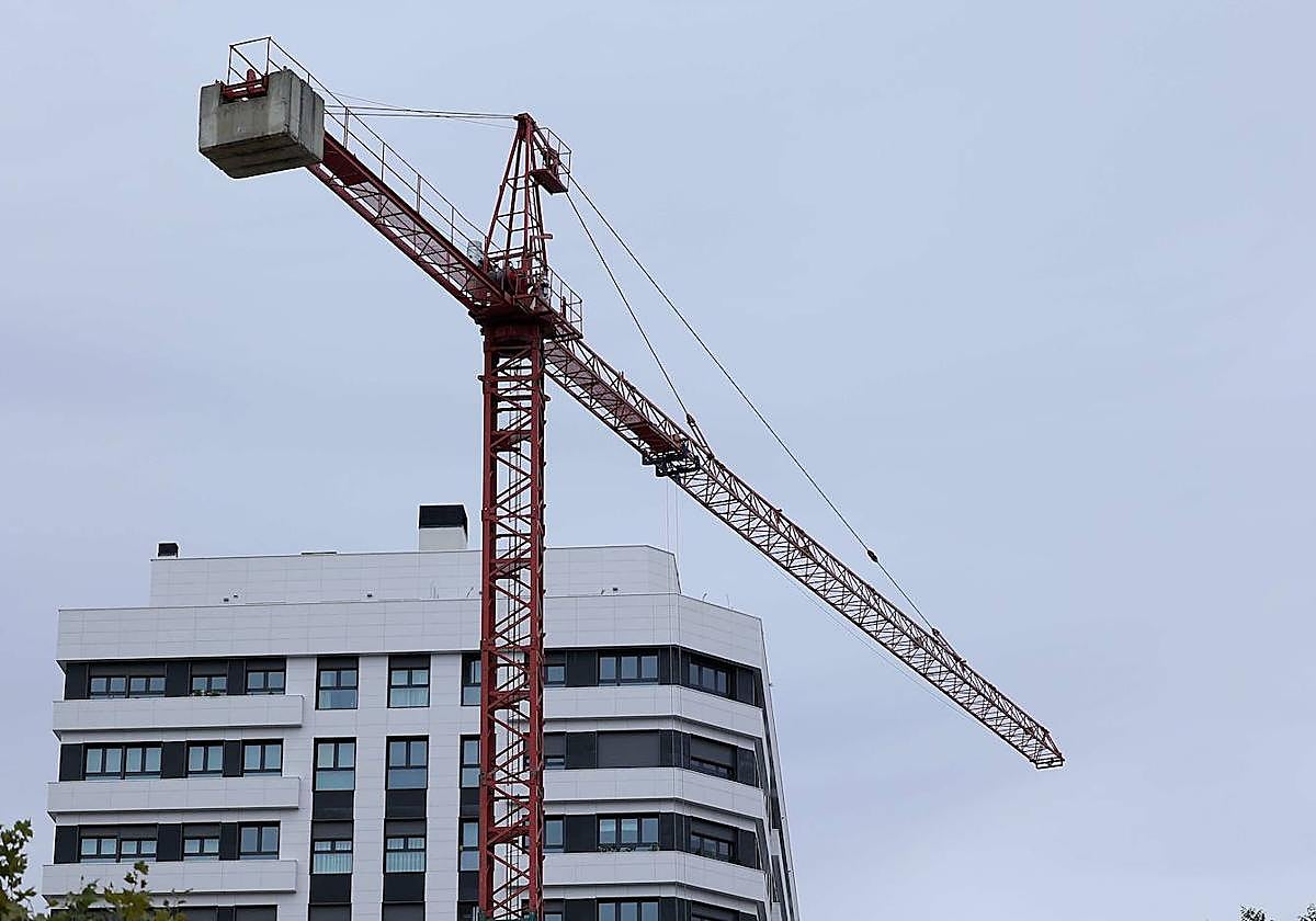 La subida del euríbor encarecerá hasta 3.500 euros al año las hipotecas de 122.000 vascos