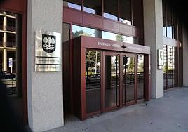 Exterior de las oficinas de Hacienda en el barrio donostiarra de Errotaburu.