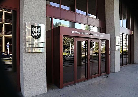 Exterior de las oficinas de Hacienda en el barrio donostiarra de Errotaburu.