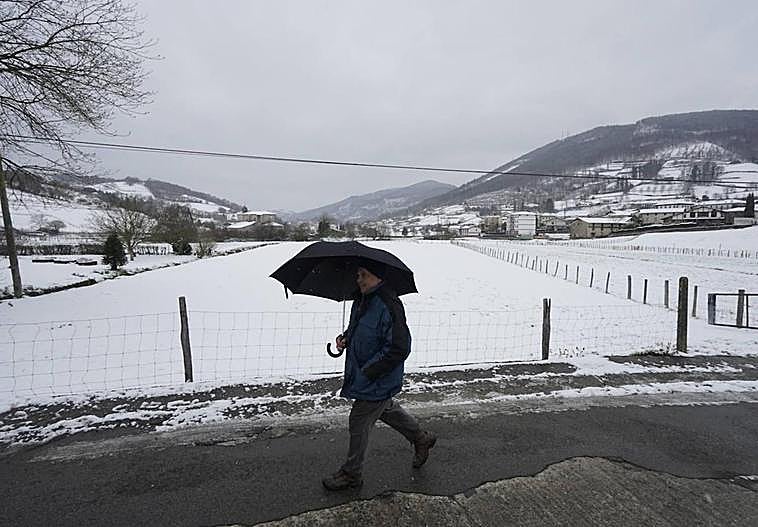 La nieve sigue presente con una buena capa en Berastegi.