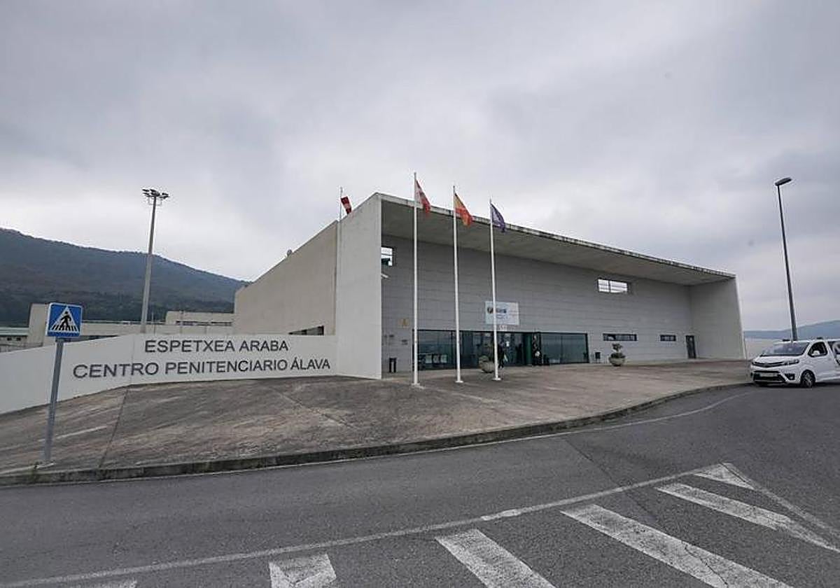 Entrada de la cárcel de Zaballa.