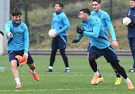 David Silva bromea con Diego Rico durante un entrenamiento en Zubieta.