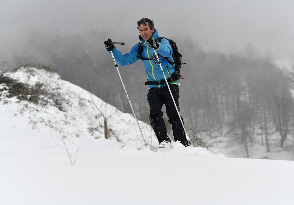 Un hombre aprovecha la nieve caída en la zona de Arantzazu para una travesía con esquíes, ayer.