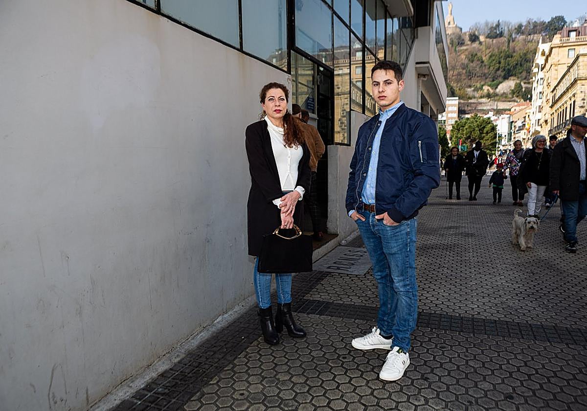 La madre y el hermano de Santi Coca, en el exterior del Náutico.