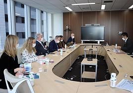 Pedro Azpiazu y su equipo, ayer en Tokio.