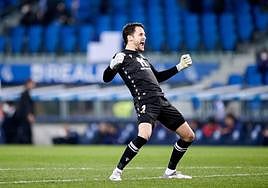 Remiro celebra el pase de Copa en la temporada 2021/22 contra el Atlético, cuando jugó de negro.