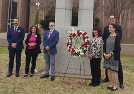 Rafael Anchía, Maggie Rivas, Pedro J. Oiarzabal, Marie Petracek, Unai Telleria y Miren Carranza, en la ofrenda floral de este miércoles en Texas.