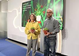 La concejala de Ecología del Ayuntamiento de Donostia, Marisol Garmendia, y el coordinador del proyecto, Iker Aranjuelo.