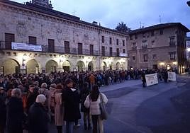 Varios cientos de personas se concentraron este jueves en la plaza frente al Ayuntamiento de Bergara.