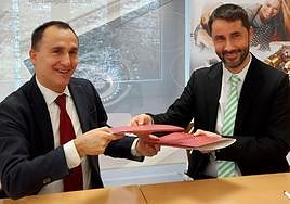 Los directores generales de Copreci, Imanol Oleaga, y de Ikerlan, Ion Etxeberria, firmaron el convenio.