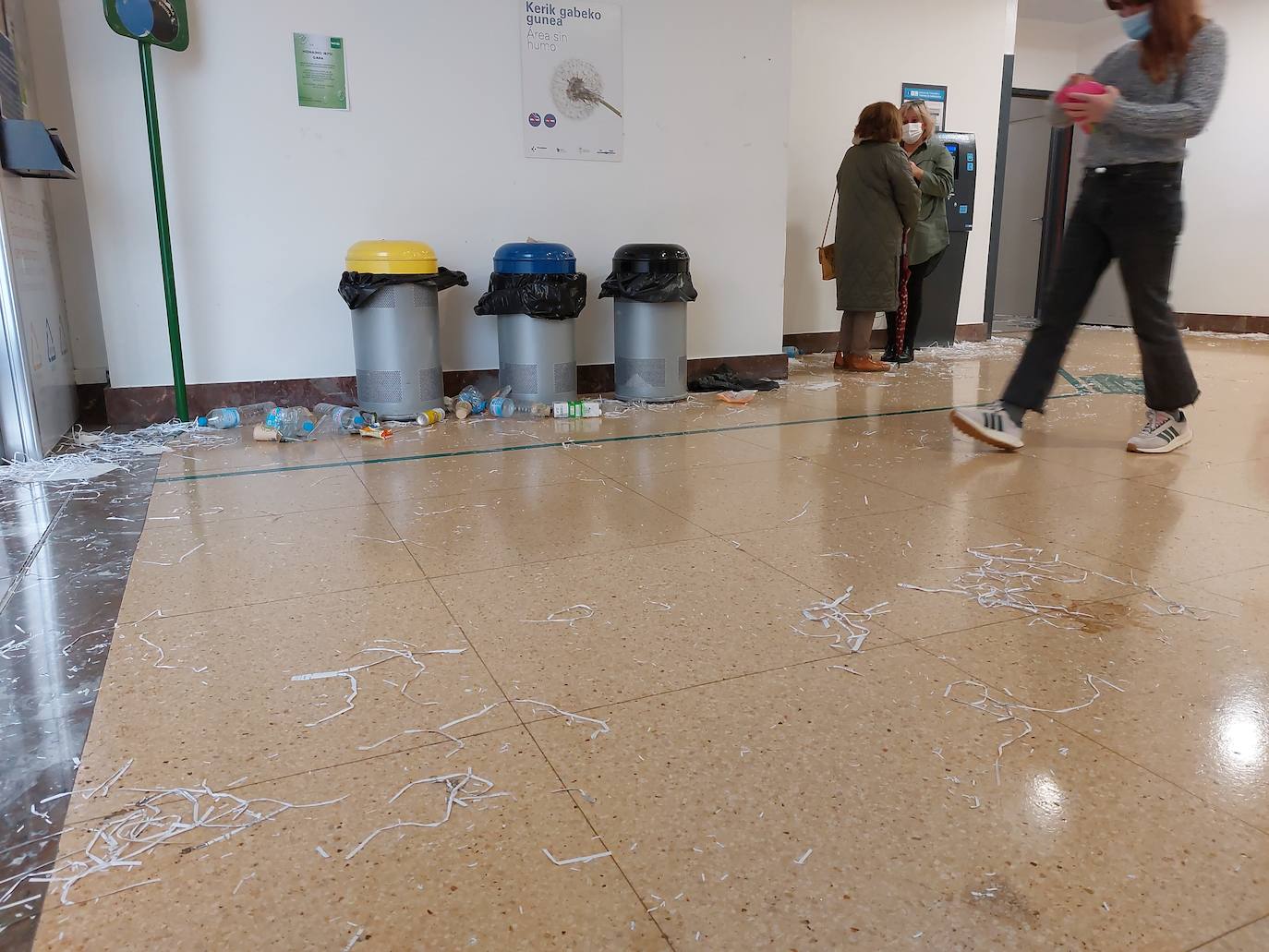 La huelga de limpieza, deja huella en el Hospital Donostia