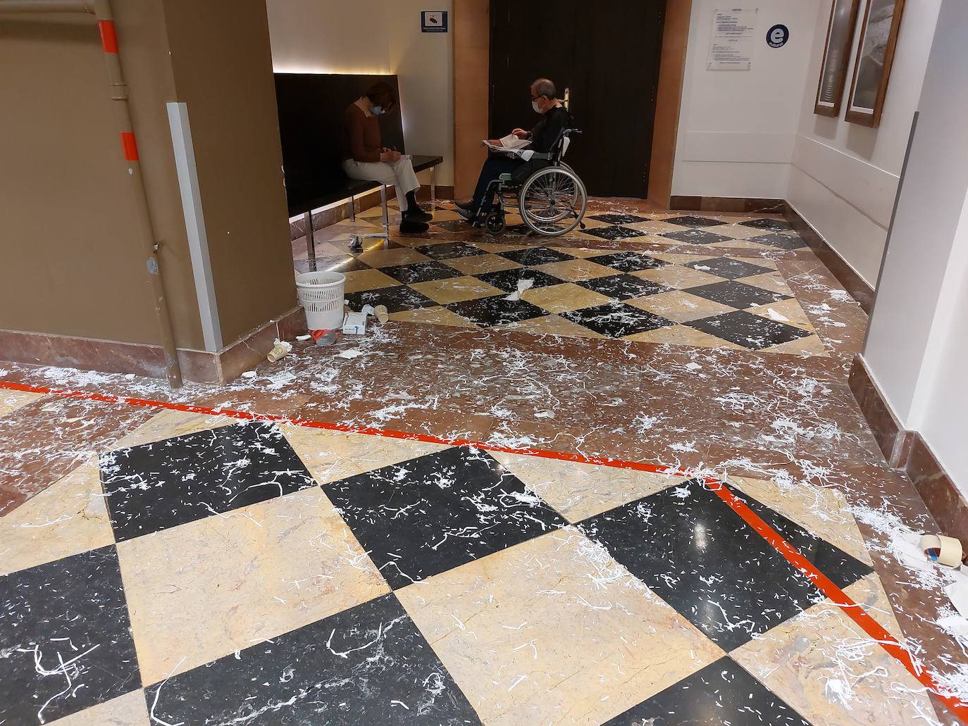 La huelga de limpieza, deja huella en el Hospital Donostia