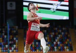 El hondarribiarra Iker Arozena ejecuta uno de sus saltos en la clasificación del Europeo de Estambul.