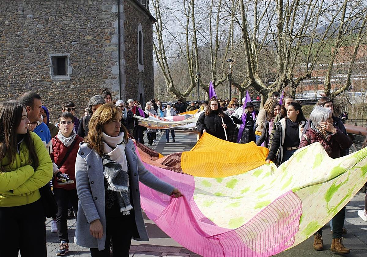 La marcha feminista que arrancó desde Algodonerako Emakumeen Plaza a su paso por el puente de Santa Cruz.