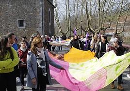 La marcha feminista que arrancó desde Algodonerako Emakumeen Plaza a su paso por el puente de Santa Cruz.