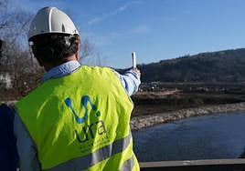 Un técnico de URA da explicaciones sobre el terreno del desarrollo de las obras.