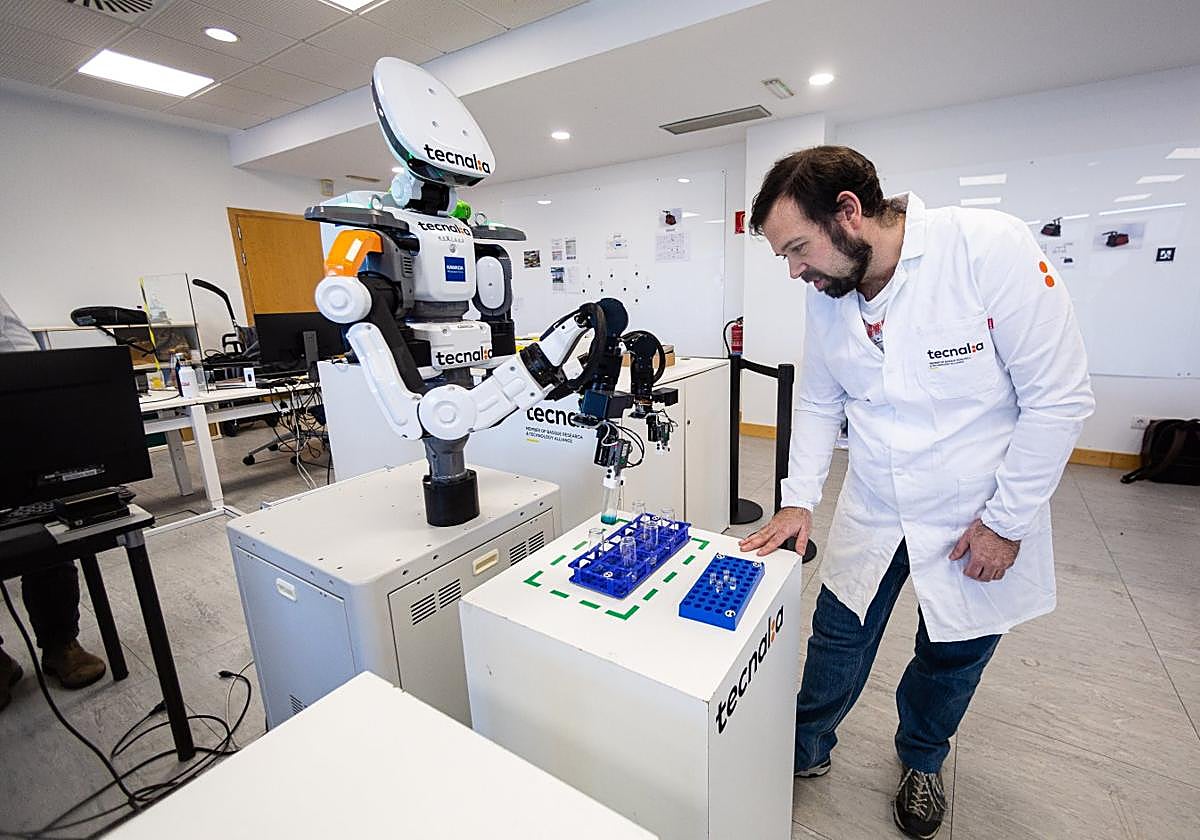 Un investigador de Tecnalia introduce órdenes para el robot humanoide Net Age.