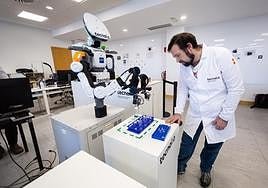 Un investigador de Tecnalia introduce órdenes para el robot humanoide Net Age.