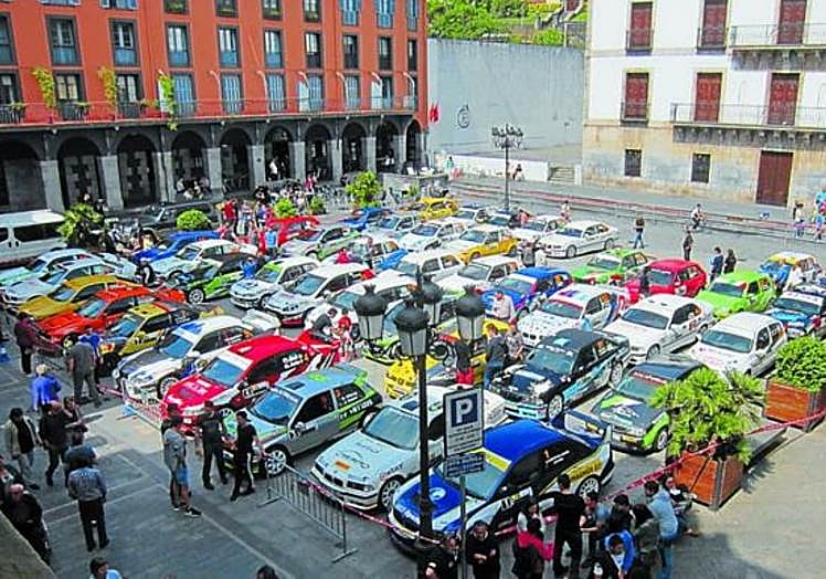La plaza llena de los coches participantes de una de las pruebas.