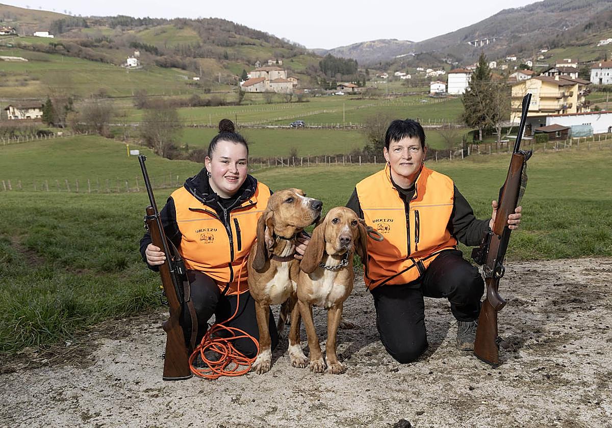 Edurne Otermin, a la derecha, y su hija Maialen, cazadoras de Berastegi.