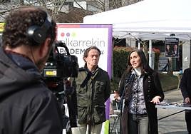 Miren Echeveste y Julen Bengoetxea, en el acto celebrado esta mañana en Astigarraga.
