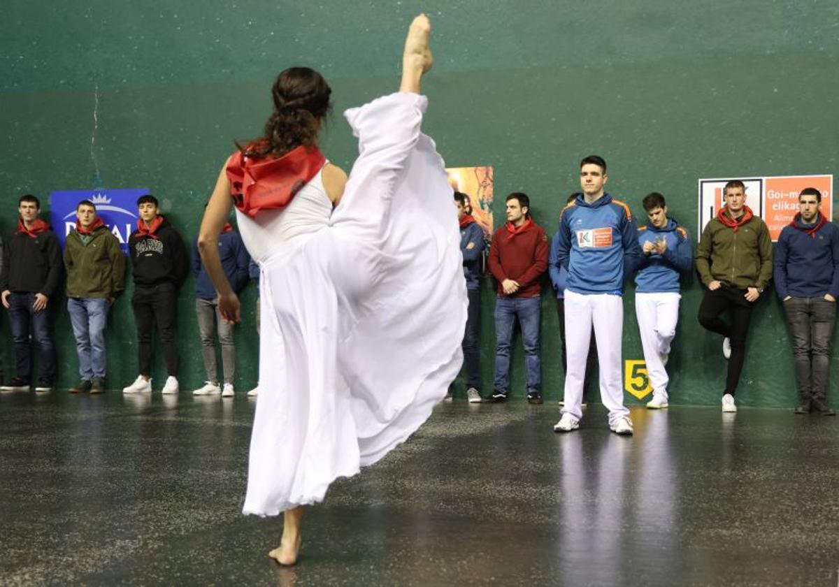 Garazi Egiguren, dantzari que le dedicó un aurresku en su primer Manomanista, cierra el ciclo.