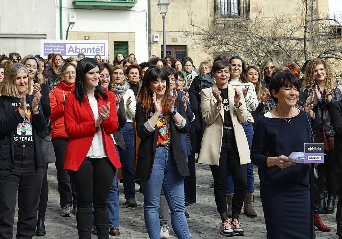La candidata de EH Bildu a diputada general de Gipuzkoa, Maddalen Iriarte, a la derecha de la imagen, en el acto celebrado este sábado en Hondarribia.