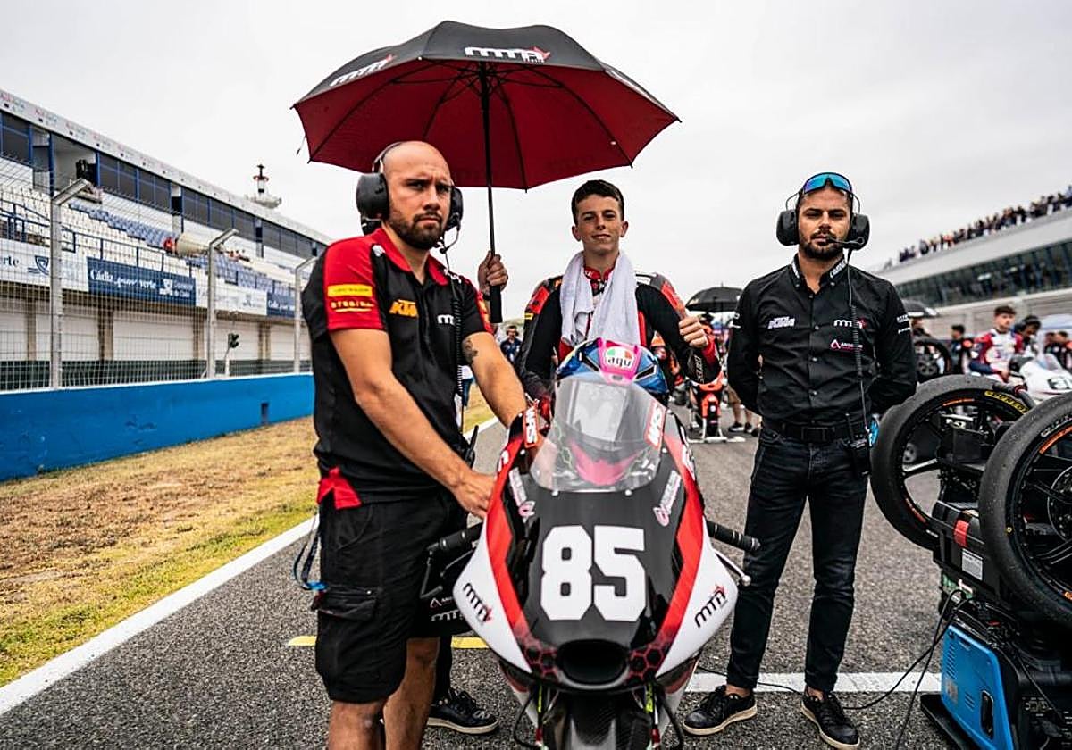 Xabi Zurutuza, junto a sus mecánicos antes del comienzo de una carrera.