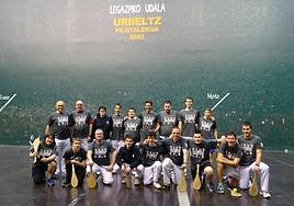 Fantástico ambiente entre los participantes de pala y Legazpiko Gazteak en una de las ediciones anteriores.