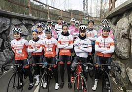 Canteranas que compiten hoy junto a sus compañeros de base esta semana en San Prudencio.