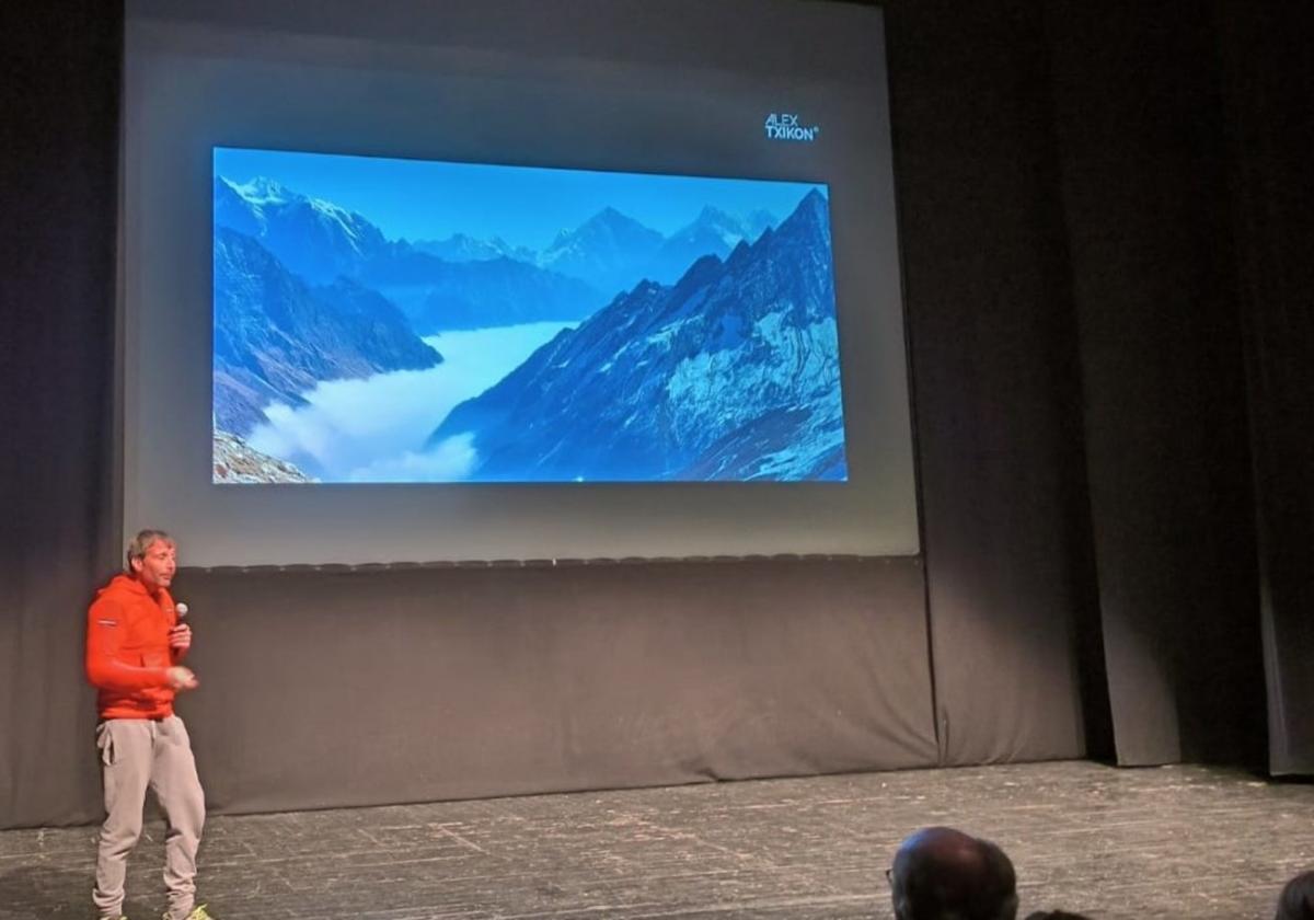 Alex Txikon en un momento de su intervención que contó con imágenes de espectacular belleza.