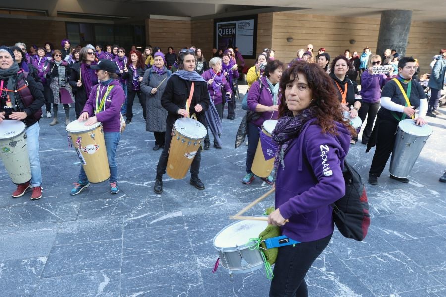 La marea lila llena las calles