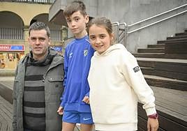 Iker, junto a sus hijos Sara y Joanes, de quienes se puede hacer cargo cada tarde gracias a la jornada reducida que se ha cogido para cuidar de ellos.