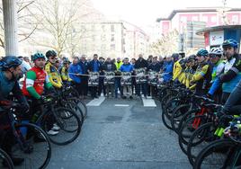 Miembros de la Federación Guipuzcoana, ciclistas de ayer y de hoy, y organizadores de carreras, en la protesta en la plaza Unzaga de Eibar..